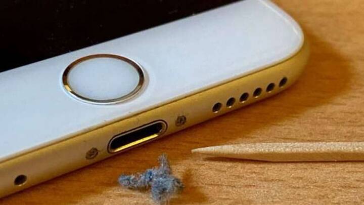 अपने स्मार्टफोन को साफ करते समय आपको सही टूल्स का इस्तेमाल करना चाहिए. घर में पड़े हुए टूल्स से सफाई करने से बचना चाहिए, क्योंकि इनकी वजह से स्मार्टफोन में बड़े डैमेज हो सकते हैं.