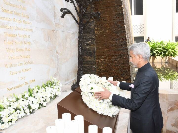 विदेश मंत्री डॉ. एस जयशंकर ने 26/11 स्मारक पर पुष्पांजलि अर्पित करते हुए कहा कि इस हमले को कभी नहीं भुलाया जा सकेगा. आतंकवाद अंतरराष्ट्रीय शांति व सुरक्षा के लिए गंभीर खतरा है. आज हमने पीड़ितों की आवाज सुनी है. हम इस आघात को हमेशा याद रखें और आतंकवादियों को न्याय के कटघरे में लाने का प्रयास करते रहें.