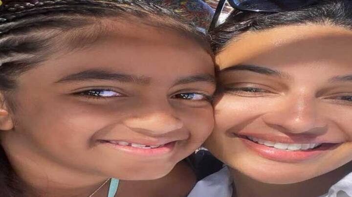 Neeru Bajwa Sister: ਰੁਬੀਨਾ ਬਾਜਵਾ ਨੇ ਤਾਜ਼ੀਆਂ ਤਸਵੀਰਾਂ ਆਪਣੇ ਸੋਸ਼ਲ ਮੀਡੀਆ ਅਕਾਊਂਟ ਤੇ ਸ਼ੇਅਰ ਕੀਤੀਆਂ ਹਨ, ਜਿਨ੍ਹਾਂ ਵਿੱਚ ਉਹ ਆਪਣੀ ਭਾਣਜੀ ਤੇ ਨੀਰੂ ਬਾਜਵਾ ਦੀ ਧੀ ਅਨਾਇਆ ਨਾਲ ਨਜ਼ਰ ਆ ਰਹੀ ਹੈ।