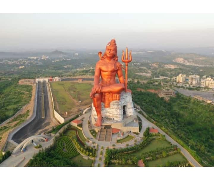 या मूर्तीमध्ये चार लिफ्ट आहेत. या लिफ्टच्या साहाय्याने तुम्हाला 270 फुट उंचीवर जाऊन शंकराच्या डाव्या खांद्यावरील त्रिशूळवरून पाहता येईल. 369 फुट उंट या मूर्तीमध्ये एका वेळी सुमारे 10 हजार लोक राहू शकतात.