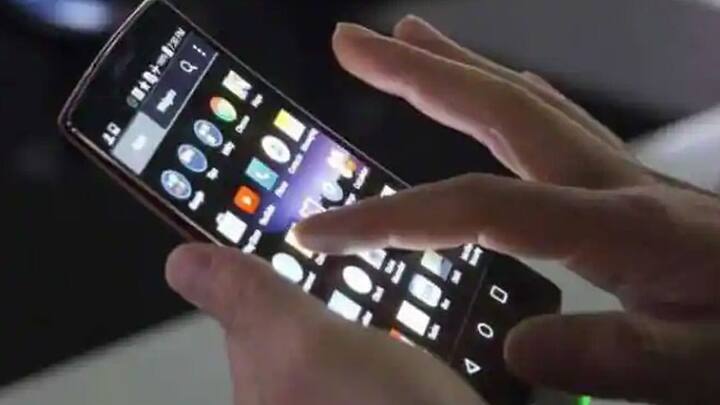 स्मार्टफोन में जरूरत से ज्यादा एप्स को डाउनलोड नहीं करना चाहिए. ध्यान रहे कि आप स्मार्टफोन में उन्ही ऐप्स को डाउनलोड करें, जो आपके इस्तेमाल की हैं. ज़्यादा ऐप्स का प्रभाव प्रोसेसर पर पड़ता है जिसकी वजह से स्मार्टफोन स्लो हो जाता है और बैटरी में हीटिंग की समस्या होने लगती है.