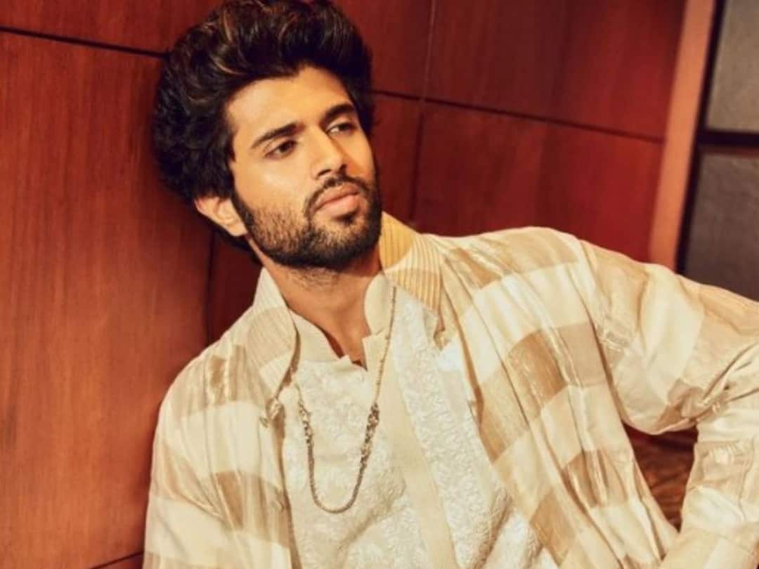 Actor Vijay Deverakonda Visits The Army Camp In J&K, Spends Time With 'Khuda Ke Bande' Vijay Deverakonda: জম্মু-কাশ্মীরের আর্মি ক্যাম্পে বিজয় দেবেরাকোন্ডা, সময় কাটালেন 'খুদা কে বন্দে'র সঙ্গে