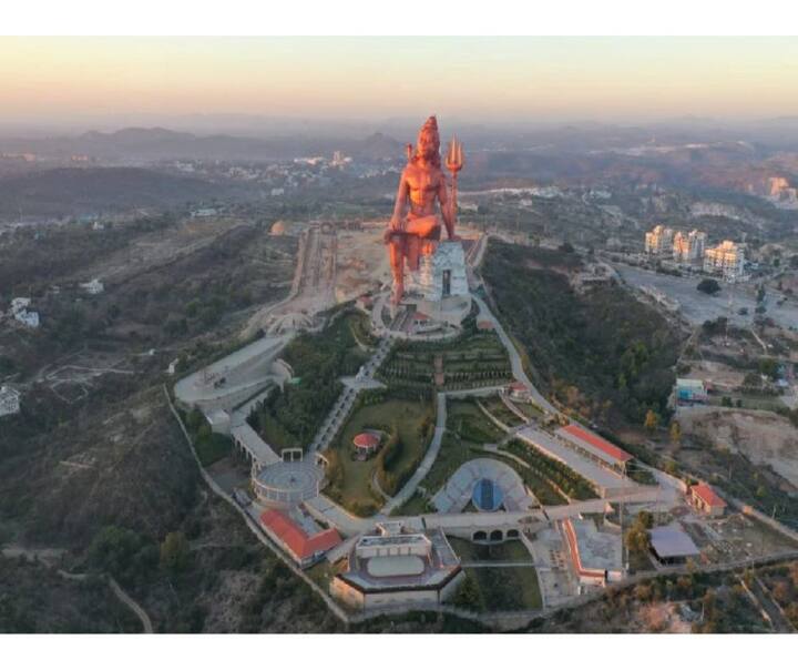 नाथद्वाराच्या गणेश टेकडीवर ही भव्य मूर्ती आहे. या मूर्तीमध्ये भगवान शंकर ध्यान मुद्रेमध्ये बसलेले दिसत आहेत. ही मूर्ती तयार करण्यासाठी 10 वर्षे लागली. 2012 साली ही मूर्ती उभारण्याची योजना आखण्यात आली होती. त्यानंतर आता 2022 मध्ये ही मूर्ती पूर्ण तयार झाली आहे.