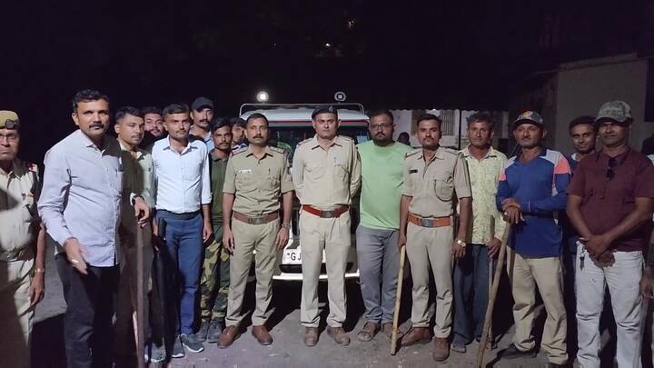 દીપડાના પાંજરે પૂરવા વન વિભાગની ટીમે ભારે જહેમત ઉઠાવી હતી.