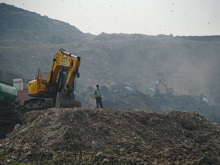 Delhi Landfill Site: MCD Garbage Mountain in Delhi against fake news ANN Delhi Landfill Site: दिल्ली में 16 नई लैंडफिल साइट्स खोलने की कोई योजना नहीं, AAP के दावों को MCD ने किया खारिज