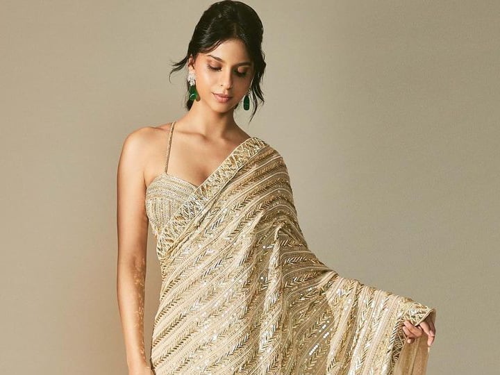 Suhana Khan Saree Look: दिवाळी पार्टीत सुहाना खान साडीत दिसली. सुहाना खान साडीमध्ये खूपच सुंदर आणि बोल्ड दिसत आहे. चला तर मग पाहूया सुहाना खानचा साडीतील बोल्ड अवतार.