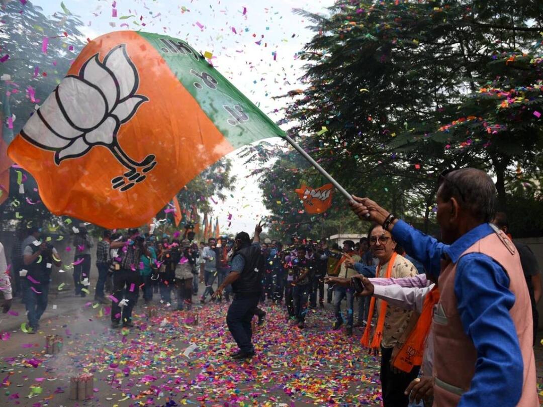 Gujarat Elections BJP's big bet before Gujarat elections government preparing to implement Uniform Civil Code Gujarat Elections: ఎన్నికల ముందు బీజేపీ సంచలన నిర్ణయం? ఆ కోడ్ అమలు చేసేందుకు అంతా రెడీ!