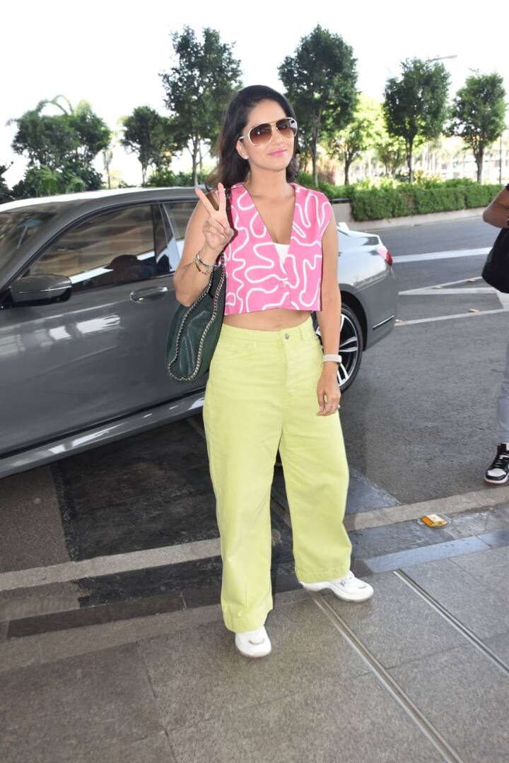 बॉलीवुड एक्ट्रेस सनी लियोनी को लंबे वक्त बाद एयरपोर्ट पर स्पॉट किया गया है.