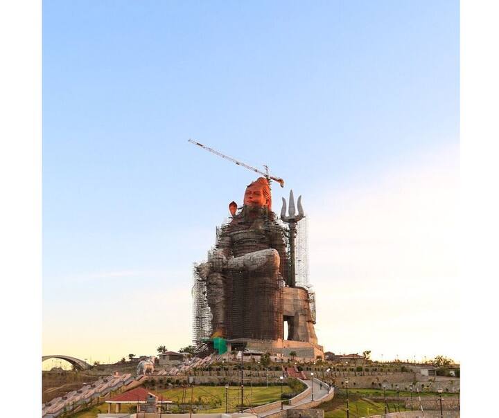 या उंच शिवप्रतिमेला ‘विश्वास स्वरूपम’ नाव देण्यात आलं आहे. ‘विश्वास स्वरूपम’ प्रतिमेचं लोकार्पण आज होणार आहे. हा कार्यक्रम 29 ऑक्टोबरपासून 06 नोव्हेंबर पर्यंत चालणार आहे. या भव्य मूर्ती लोकार्पणाचा कार्यक्रम प्रसिद्ध कथावाचक मुरारी बाप, राजस्थानचे मुख्यमंत्री अशोक गहलोत यांच्या हस्ते पार पडणार आहे.