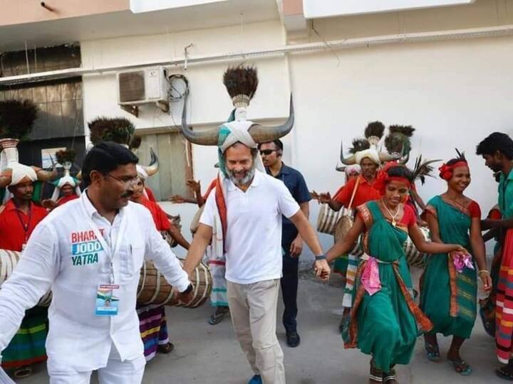 Rahul Gandhi shakes a leg with Tribal Dancers during Bharat Jodo Yatra in Telangana Rahul Gandhi Dance: కొమ్ము కోయ కళాకారులతో కలిసి రాహుల్ స్టెప్పులు - వీడియో వైరల్