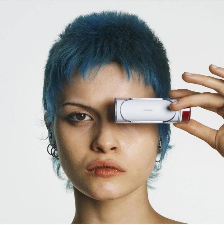 इअरबड्स nothing.tech वर उपलब्ध असतील आणि यूके, यूएस आणि युरोपसह 40 देश आणि प्रदेशांमधील रिटेल स्टोअरमध्ये उपलब्ध असतील. यातल्या प्रत्येक बडचे वजन फक्त 4.4 ग्रॅम आहे.(फोटो सौजन्य : nothing website)