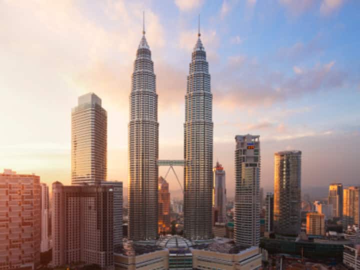 You will have the finest time ever in Malaysia because there are so many fun things to do! Malaysia, a popular tourist destination in Southeast Asia, is the idyllic place you've been waiting for and where you may arrange a low-cost overseas trip from India. Some of the interesting places to visit there are the Twin Towers, Batu Caves, Elephant Orphanage Sanctuary and others. (Image Source: Getty)