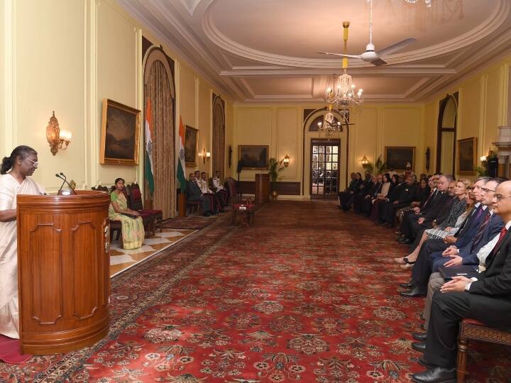 संयुक्त राष्ट्र सुरक्षा परिषद के आतंकवाद निरोधी समिति (यूएनएससी सीटीसी) के शिष्टमंडलों के प्रमुखों को संबोधित करते हुए राष्ट्रपति मुर्मू ने कहा कि आतंकवाद के सभी स्वरूपों के खिलाफ लड़ने की भारत की राष्ट्रीय प्रतिबद्धता है. उन्होंने कहा कि भारत दुनिया का सबसे बड़ा लोकतंत्र है, दुनिया का सबसे मुक्त और विविध समाज है और यह दशकों से आतंकवाद से पीड़ित है.