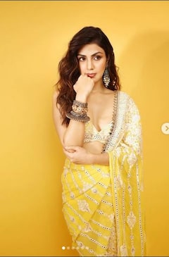 Rhea Chakraborty: ਰੀਆ ਚੱਕਰਵਰਤੀ ਨੇ ਪਹਿਨੀ ਅਜਿਹੀ ਸਾੜ੍ਹੀ, ਹਾਈ ਸਲਿਟ ਕੱਟ 'ਤੇ ਟਿੱਕ ਗਈ ਹਰ ਇੱਕ ਅੱਖ