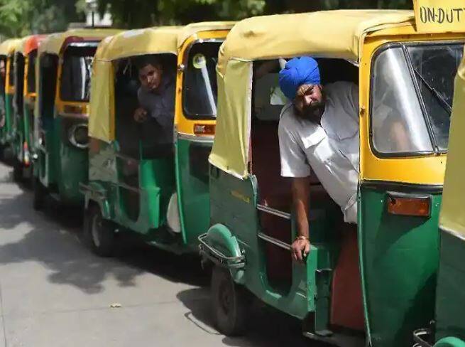 delhi govt approves increased auto rickshaw and taxi fares in view of rising cng prices Delhi Auto-Taxi Fare: ਦਿੱਲੀ 'ਚ ਆਟੋ ਰਿਕਸ਼ਾ ਅਤੇ ਟੈਕਸੀ 'ਚ ਸਫਰ ਕਰਨਾ ਹੋਇਆ ਮਹਿੰਗਾ, ਪੜ੍ਹੋ ਕਿੰਨਾ ਵਧਿਆ ਕਿਰਾਇਆ