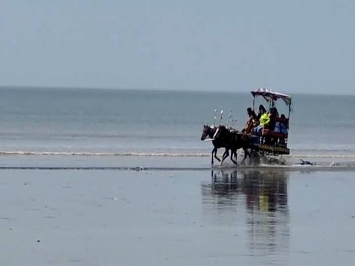 मुंबई,  ठाणे,  नाशिक या महानगरांच्या हाकेच्या अंतरावर असलेल्या पालघर मधील पश्चिम किनारपट्टीवरील केळवे पर्यटन स्थळावर सध्या पर्यटकांची गर्दी होऊ लागली आहे.