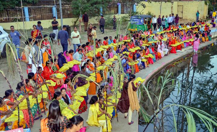 ছট পূজায় কোনও মূর্তি উপাসনা করা হয় না। উদীয়মান সূর্যকে গঙ্গার তীরে গিয়ে বন্দনা করা হয়। তবে এখন অনেকে মূর্তি নির্মানও করেন।