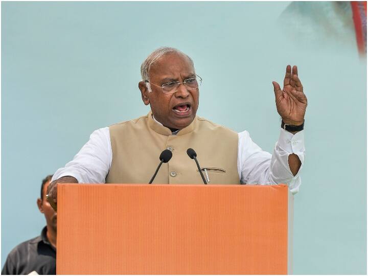 Congress President Mallikarjun Kharge welcomes decision to uphold EWS reservation EWS आरक्षण पर सुप्रीम कोर्ट के फैसले का कांग्रेस अध्यक्ष ने किया स्वागत, कहा- 'संसद ने सर्वसम्मति से पारित किया'