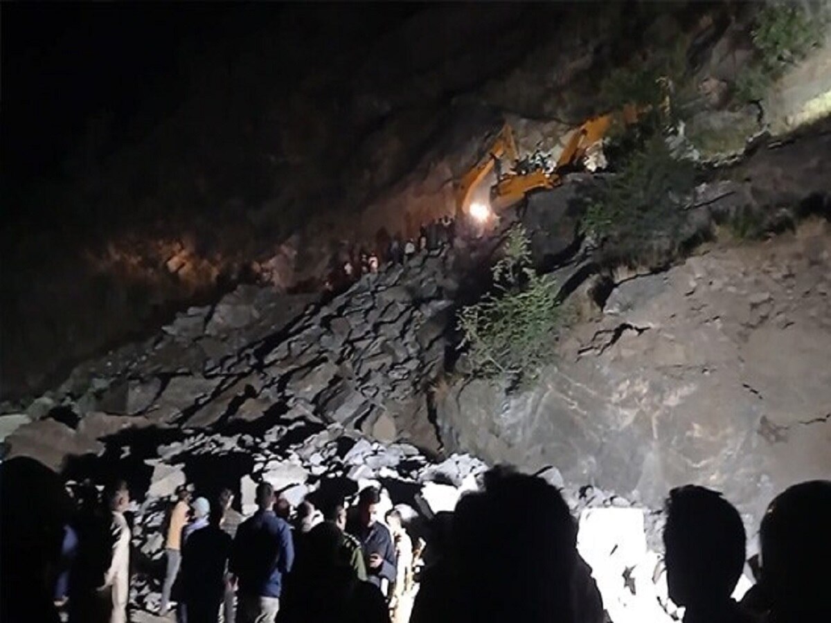 Jammu Kashmir : சுரங்கப்பாதையில் நிலச்சரிவு...! சிக்கி கொண்ட மீட்பு படையினர்...!திக் திக் நிமிடங்கள்..