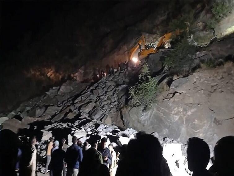 Jammu And Kashmir Tunnel 1 Killed, 6 Rescuers Trapped After Landslide Jammu Kashmir : சுரங்கப்பாதையில் நிலச்சரிவு...! சிக்கி கொண்ட மீட்பு படையினர்...!திக் திக் நிமிடங்கள்..