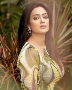 Shweta Tiwari के ग्लैमरस लुक ने उड़ाए फैंस के होश, तस्वीरों में 'अपराजिता' का लुक कर देगा आपको मदहोश