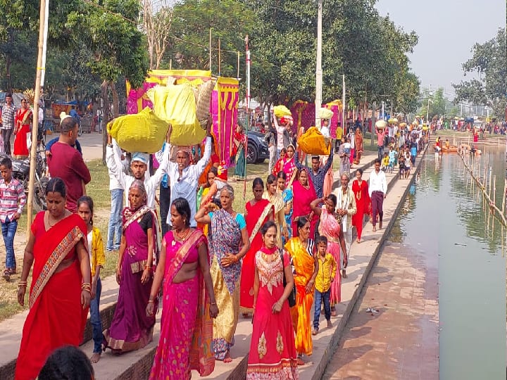 Chhath Puja 2022: Chhath Puja Celebrated in Ular Sun Temple of Bihar, Devotees Arriving From Far Cities Know its History ann Chhath Puja: बिहार के उलार सूर्य मंदिर में छठ पूजा की धूम, दूर दराज से पहुंच रहे व्रती, जानिए मंदिर का इतिहास