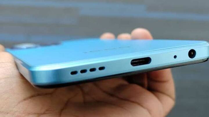 स्मार्टफोन को साफ करते समय कभी भी वॉटर बेस्ड किसी क्लीनर का इस्तेमाल नहीं करना चाहिए. वॉटर बेस्ड क्लीनर की वजह से स्मार्टफोन के इंटरनल पार्ट्स को भारी नुकसान हो सकता है. ऐसे में, इन पार्ट्स को सही करवाने में आपके काफी पैसे खर्च हो सकते हैं.