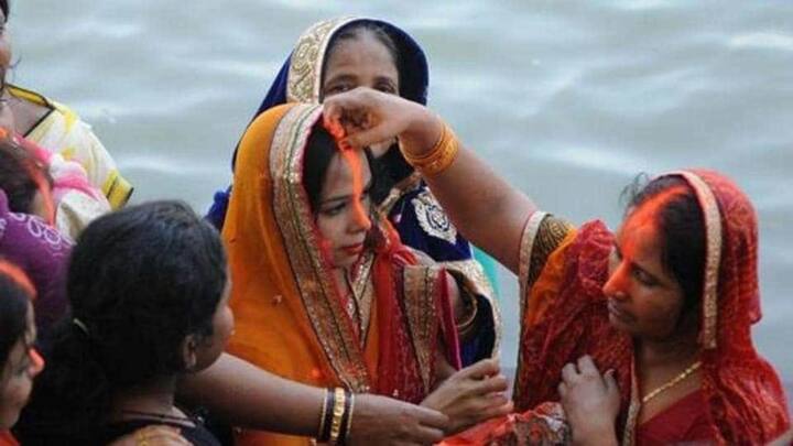 મકર: છઠ પૂજા દરમિયાન મકર રાશિ પર લક્ષ્મી નારાયણ યોગનો વિશેષ પ્રભાવ રહેશે. આનાથી તમને નોકરી અને વ્યવસાયમાં વિશેષ લાભ મળી શકે છે. નોકરીમાં ઉન્નતિ થઈ શકે છે. ધંધામાં અટકેલા પૈસા પાછા મળી શકે છે.