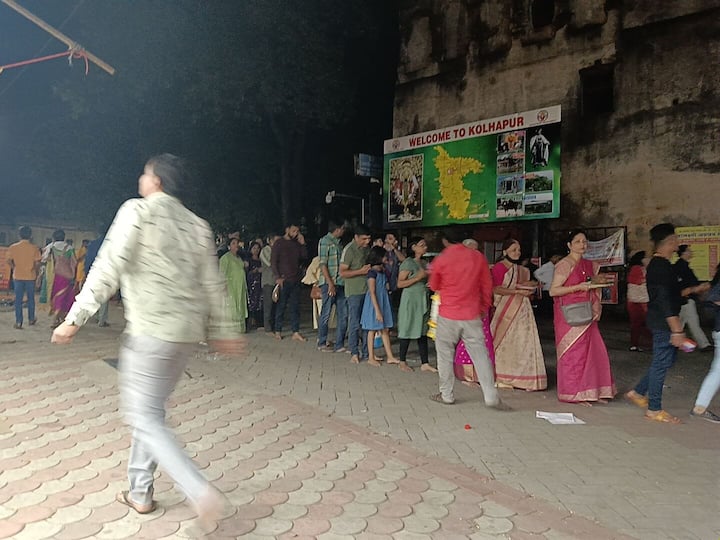 कोल्हापूर शहरातील प्रसिद्ध अंबाबाई मंदिर हे पर्यटकांचे आवडते ठिकाण आहे, गेल्या पाच दिवसांत अंबाबाई मंदिरात 3,06,207 भाविकांनी भेट दिली आहे.