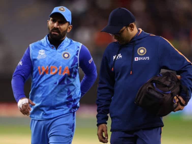 India vs Bangladesh T20 World Cup Dinesh Karthik Suffers Back Injury Ind vs SA Match Highlights T20 World Cup: Huge Setback For India As Dinesh Karthik Suffers Back Injury