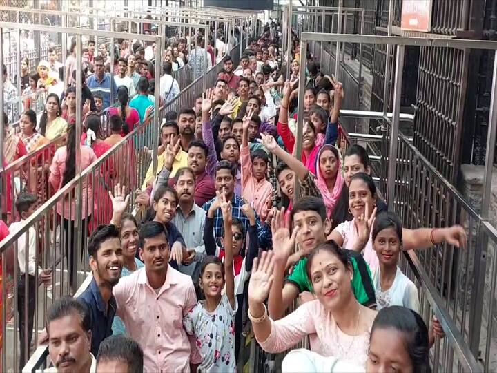 साईनामाच्या जयघोषाने शिर्डी नगरी दुमदुमून गेली आहे.बाजारपेठही भाविकांच्या गर्दीने फुलून गेल्या आहेत.