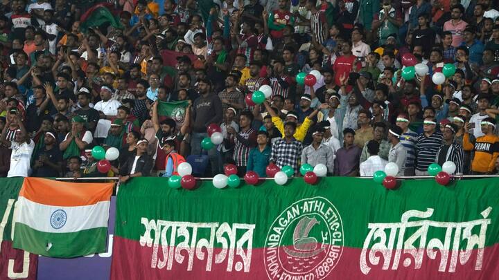 এদিন গ্য়ালারিতে ২ দলের সমর্থকদের হয়ে গলা ফাটাতে হাজির ছিলেন হাজার হাজার দর্শক। বিভিন্ন ফ্যান ক্লাব এসেছিল মাঠে।