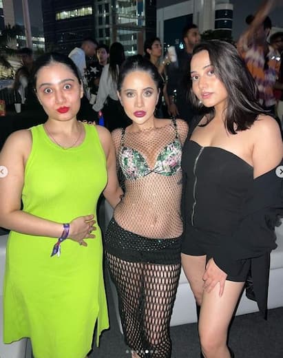 Urfi Javed Rooftop Party:ઉર્ફી જાવેદ સોશિયલ મીડિયામાં પોતાની વિચિત્ર ફેશનને લઈ છવાયેલી રહે છે. આ મામલે તેની બહેન પણ ઓછી ઉતરે તેમ નથી. જેની તસવીરો હાલ વાયરલ થઈ છે.