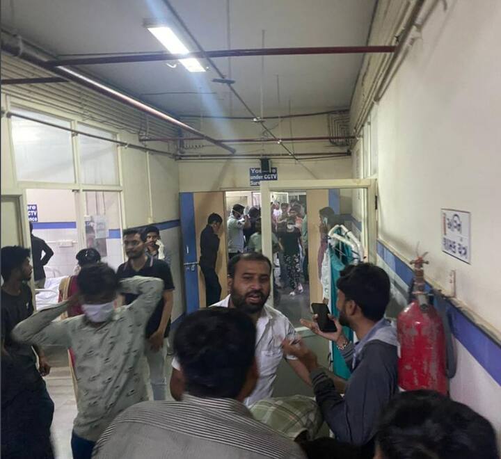 મોરબી સિવિલ હોસ્પિટલ મોટી સંખ્યામં લોકો એકઠા થયા છે.