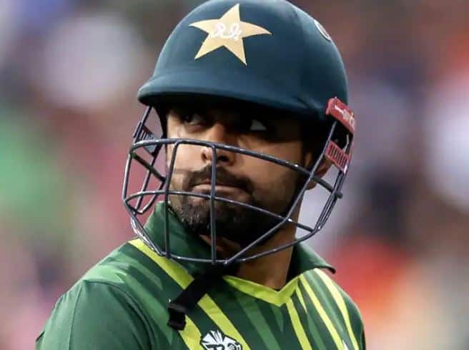 kamran akmal believes that pakistan captain babar azam should step down after the t20 world cup 'ਜੇ ਮੈਨੂੰ ਭਰਾ ਮੰਨਦਾ ਹੈ ਤਾਂ ਟੀ20 ਵਿਸ਼ਵ ਕੱਪ ਤੋਂ ਬਾਅਦ ਕਪਤਾਨੀ ਛੱਡ ਦੇਈ'