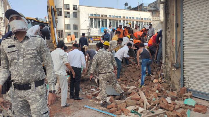 अमरावती येथे एक जुनी इमारत कोसळून झालेल्या दुर्घटनेत 5 जणांचा मृत्यू झाला असून, 2 जखमी आहेत. मलबा हटविण्याचे काम सध्या सुरु आहे. जिल्हाधिकार्‍यांशी मी संपर्कात आहे. या घटनेची सर्वंकष चौकशी करण्याचे आदेश विभागीय आयुक्तांना देण्यात आले आहेत, असे देवेंद्र फडणवीस यांनी सांगितलं.  ( छायाचित्र सौजन्य - अक्षय नागापुरे, अमरावती)