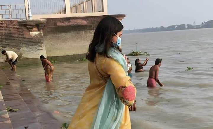 Anushka Sharma in Kolkata: ঝুলন গোস্বামীর বায়োপিকে অভিনয় করছেন অনুষ্কা শর্মা। সেই সূত্রেই চষে বেড়ালেন কলকাতা।