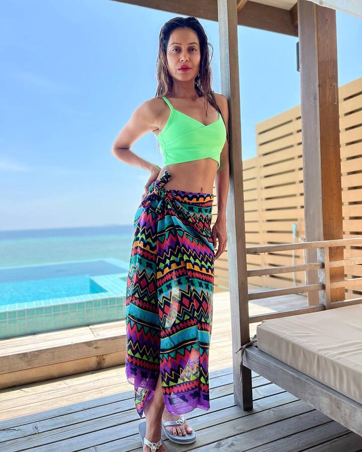 लेकिन कहना पड़ेगा इस रोमांटिक पीरियड के बीच भी पायल रोहतगी अपनी बुलंद आवाज का डंका बजाती दिख रही हैं.इन तस्वीरों को पोस्ट करते हुए पायल कैप्शन में लिखती हैं - #लड़की हूं लड़ सकती हूं