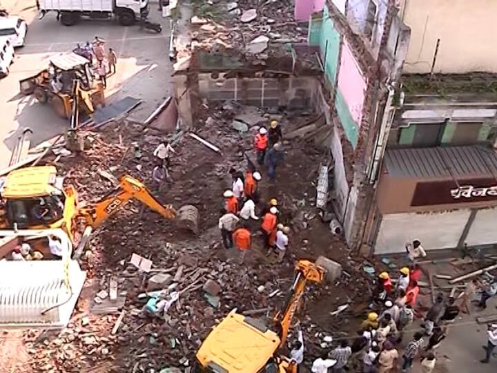 Amravati Building Collapse five dead one injured Latest marathi news update अमरावतीच्या मुख्य बाजारातील जुनी इमारत कोसळली, पाच जणांचा मृत्यू 