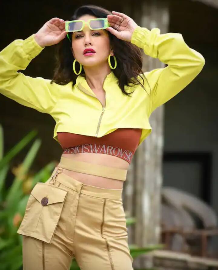 ਸੰਨੀ ਨੇ ਇਸ ਗੁਲਾਬੀ ਪਹਿਰਾਵੇ ਵਿੱਚ ਮੇਲ ਖਾਂਦੀਆਂ ਚਮਕਦਾਰੀਆਂ ਦੇ ਨਾਲ ਆਪਣੇ ਲੁੱਕ ਨੂੰ ਇੱਕ ਫੰਕੀ ਟੱਚ ਦਿੱਤਾ ਹੈ।