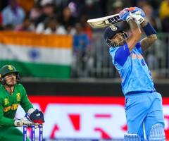 IND vs SA : ਵਿਕਟਾਂ ਵਿਚਕਾਰ ਨਹੀਂ ਘਟੀ 'ਸੂਰਜ' ਦੀ ਚਮਕ, ਬਣੇ ਟੀਮ ਇੰਡੀਆ ਦੇ ਸੰਕਟਮੋਚਨ