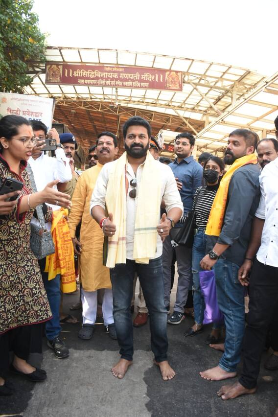 film-kantara-cast-and-crew-spotted-at-siddhi-vinayak-temple-in-mumbai