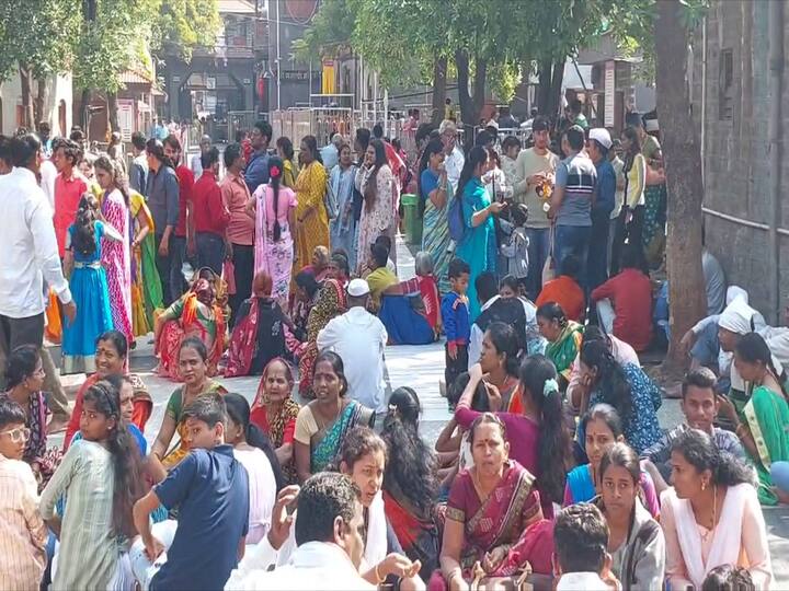 गेल्या चार दिवसांत पाच लाखांहून अधिक भाविकांनी साईदर्शनासाठी हजेरी लावली आहे.