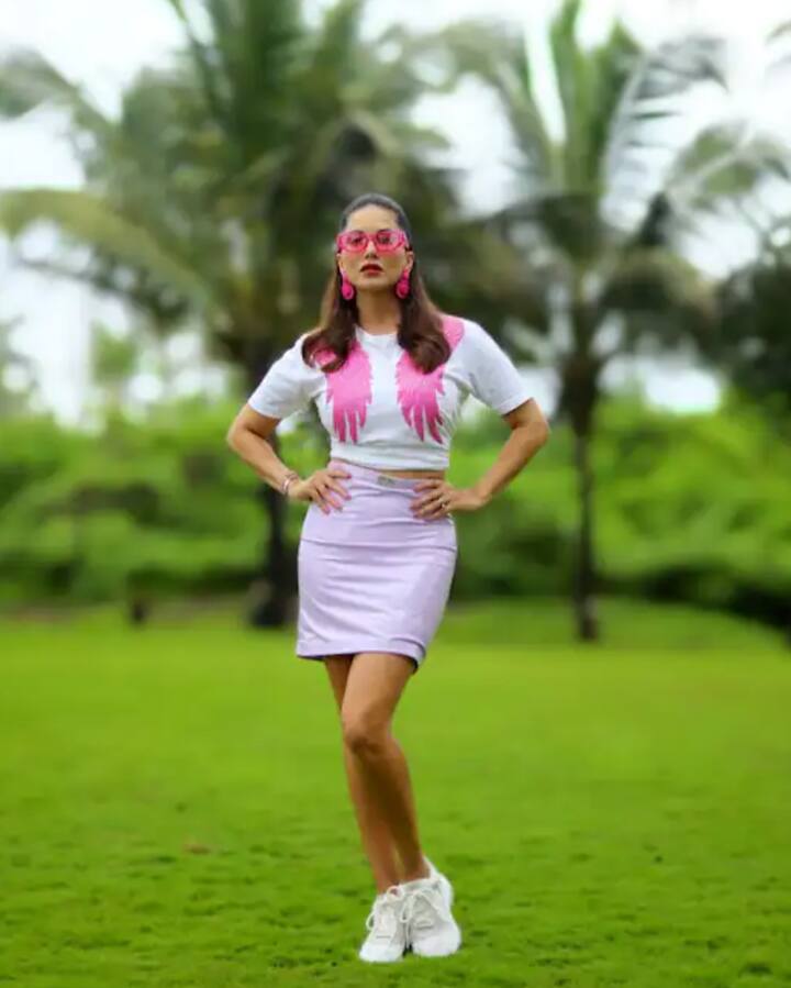 ਸੰਨੀ ਲਿਓਨ ਦੀ ਫੈਸ਼ਨ ਸੈਂਸ ਨੂੰ ਦਰਸ਼ਕਾਂ ਨੇ ਹਮੇਸ਼ਾ ਹੀ ਪਸੰਦ ਕੀਤਾ ਹੈ। ਹਾਲ ਹੀ 'ਚ ਅਦਾਕਾਰਾ ਨੇ ਆਪਣੀਆਂ ਕਈ ਤਸਵੀਰਾਂ ਪ੍ਰਸ਼ੰਸਕਾਂ ਵਿਚਾਲੇ ਸ਼ੇਅਰ ਕੀਤੀਆਂ ਹਨ, ਜਿਨ੍ਹਾਂ 'ਚ ਉਹ ਕ੍ਰੌਪ ਜੈਕੇਟ ਪਹਿਨ ਕੇ ਕਿਲਰ ਪੋਜ਼ ਦਿੰਦੀ ਨਜ਼ਰ ਆ ਰਹੀ ਹੈ।