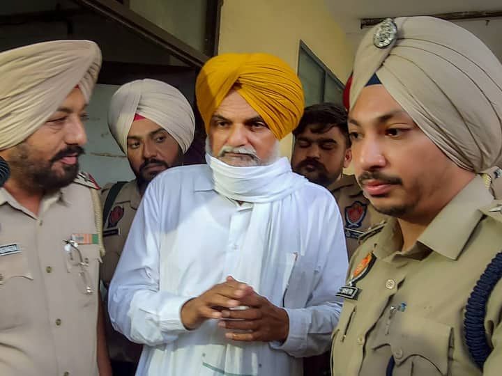 Sidhu Moose Wala murder case father Balkaur Singh threatens to leave country withdraw FIR Punjab Mansa Sidhu Moose Wala's Father Threatens To Leave Country, Withdraw FIR In Murder Case
