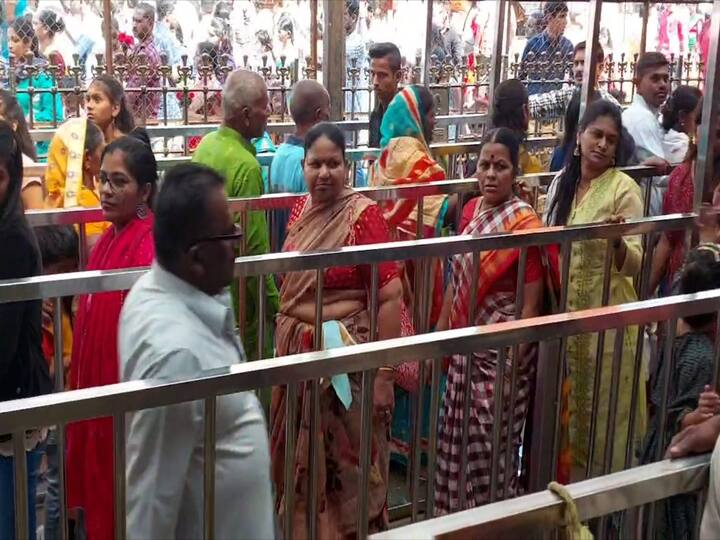 दिवाळी सुट्टीच्या पहिल्याच विकेंडला भाविकांच्या लांबच लांब रांगा दर्शन रांगेत पाहायला मिळत आहेत.