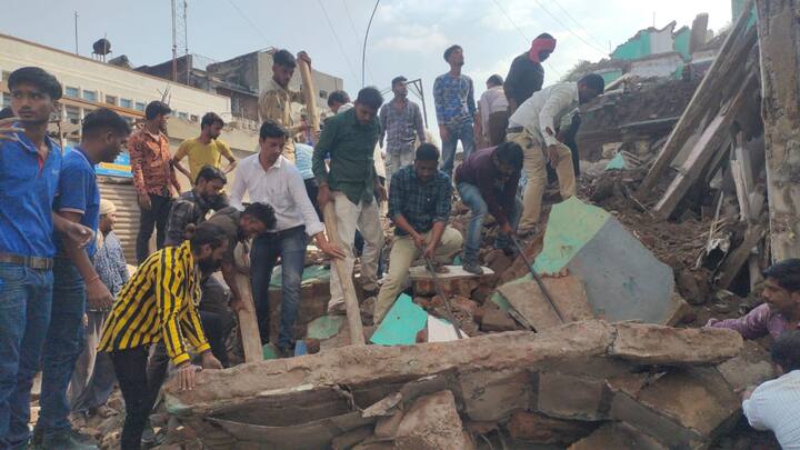 खालच्या मजल्यावर तीन ते चार दुकाने होती. इमारत कोसळण्याचा धोका फार पूर्वीपासून होता. महानगरपालिकेने यापूर्वीच इमारत रिकामी करण्याची नोटीस दिली होती. भाड्याने घेतलेल्या जागेत परवानगीशिवाय दुरुस्तीचे काम करून घेत होते अशी माहिती मिळाली आहे. ( छायाचित्र सौजन्य - अक्षय नागापुरे, अमरावती)