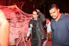 आंखों में काजल...गले में क्रिश्चन लॉकेट, Halloween Party में इस तरह पहुंचे किंग ख़ान के बेटे आर्यन ख़ान