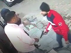 दिल्ली में बंदूक की नोक पर लूट ले गये फॉर्च्यूनर, सीसीटीवी में कैद हुई वारदात