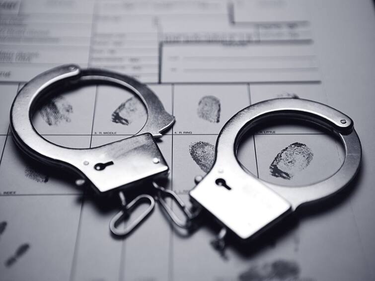 Crime minor girl physical abuse in chennai 4 members arrested Crime: சிறுமிக்கு கூட்டு பாலியல் வன்கொடுமை..! மகனுக்கு உடந்தையாக இருந்த தாய், சகோதரி..! சென்னையில் கொடூரம்...
